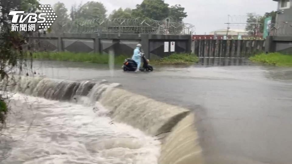 雨勢比颱風還來得大，導致台南多處淹水災情嚴峻（圖／TVBS）