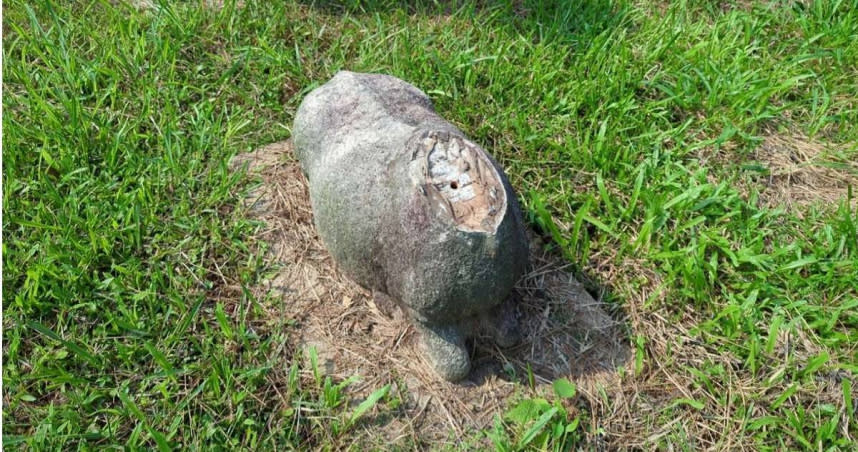 國定古蹟鄭用錫墓前石像生羊首遭竊取。（圖／新竹市文化局提供）