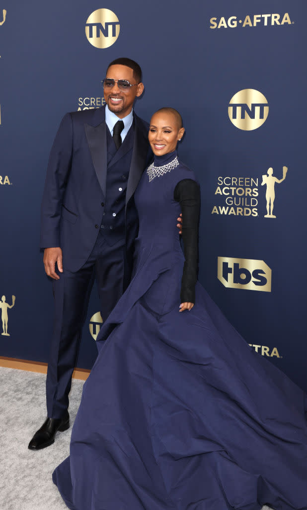 SANTA MONICA, CA - February 27, 2022.    Will Smith and actress Jada Pinkett-Smith arriving at the 28th Screea《魷魚遊戲》李政宰、鄭浩妍首次入圍美國演員工會獎即奪視帝視后！造型亦成為焦點 盤點SAG頒獎禮最佳禮服造型n Actors Guild Awards at the Barker Hangar on Sunday, February 27, 2022.  (Jay L. Clendenin / Los Angeles Times)
