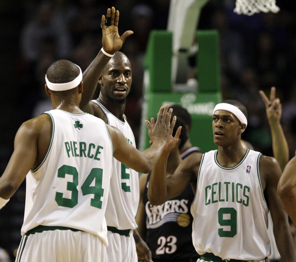 Kevin Garnett（圖中）、Paul Pierce（圖左）與Rajon Rondo（圖右）。（AP Photo/Elise Amendola）