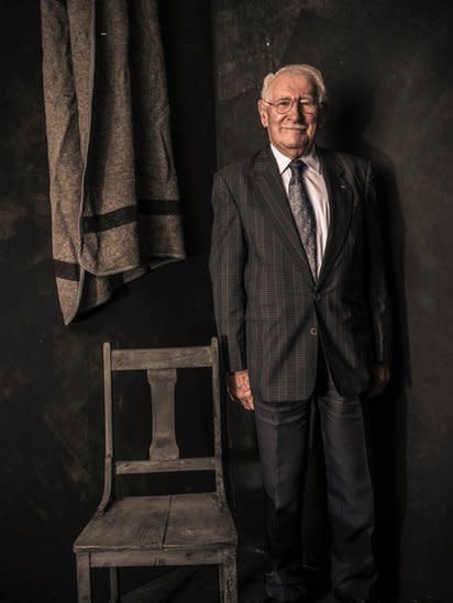 Foto de Eddie Jaku con una silla y manta como las que solía tener en Auschwitz