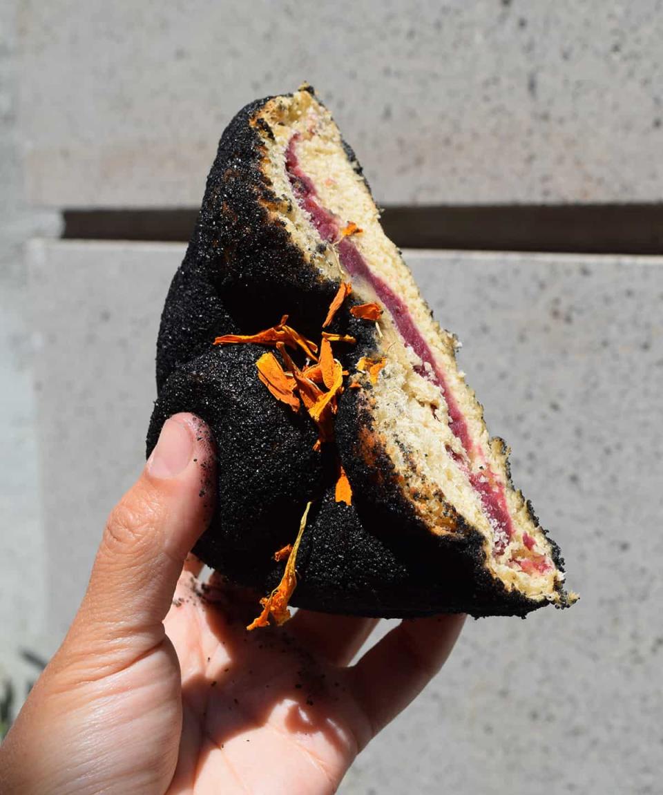 Pan de muerto negro con ceniza panadería Xolo Café