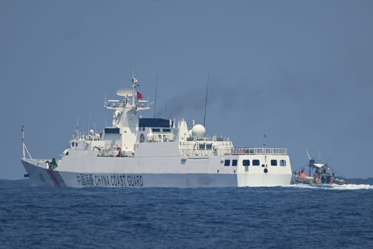 Un barco de la Guardia Costera China maniobra junto a un bote pesquero filipino en aguas del disputado mar de China Meridional, el 16 de mayo de 2024 (Ted Aljibe)
