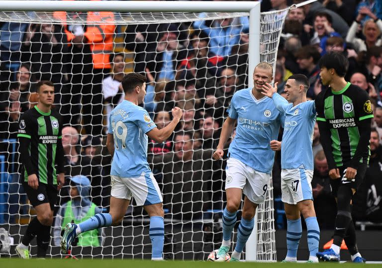 Julián Álvarez celebra su gol con Erling Haaland y Phil Foden; ganó Manchester City y volvió a la cima de la Premier League, a la espera de que se complete la fecha