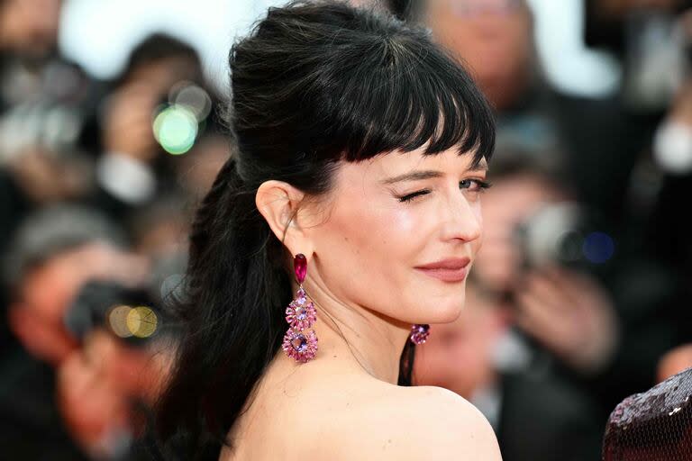 Un maquillaje muy natural y joyas imponentes de Chopard completaron el look de la actriz para su debut como jurado de Cannes