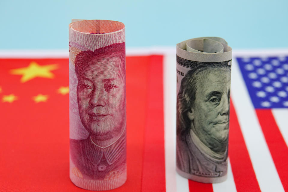 Sino-us trade war,Trade war between China and the us,  yuan VS dollar，Chinese flag and American flag