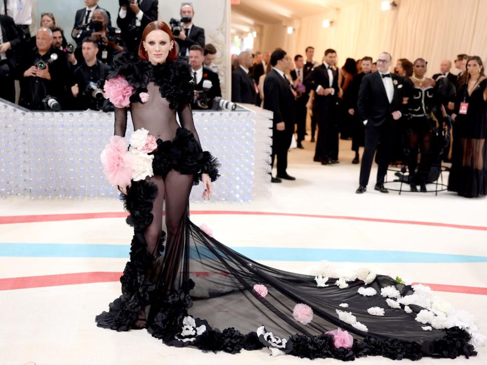 Karen Elson attends the 2023 Met Gala.