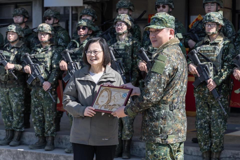 蔡總統今年大年初二視導關渡指揮部，慰問留守官兵辛勞。截自蔡英文臉書