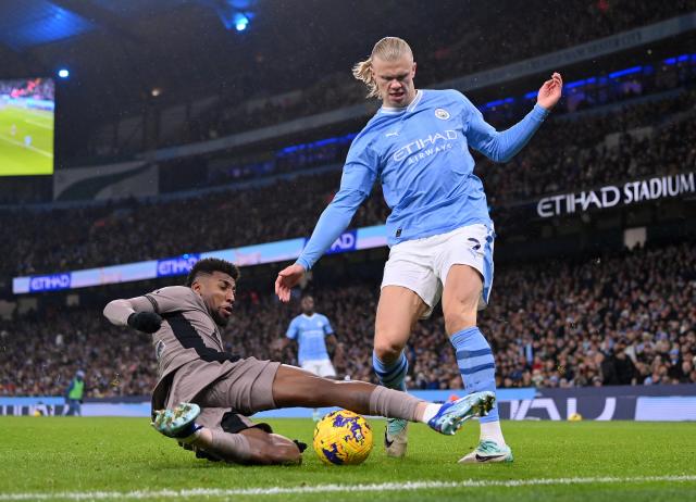 Man City score two late goals to snap losing run in 3-1 victory at