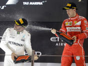 Sebastian Vettel und Lewis Hamilton gelten nicht als Freunde. Beim Rennen in Baku sorgte der Ferrari-Fahrer aber sogar für einen Eklat, als er seinen Konkurrenten rammte – mutmaßlich mit Absicht! (Bild-Copyright: Luca Bruno/ AP)