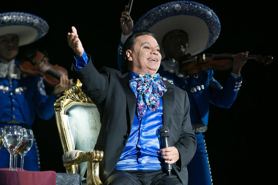 El Divo de Juárez cantó con la misma emoción durante 2 horas y 35 minutos