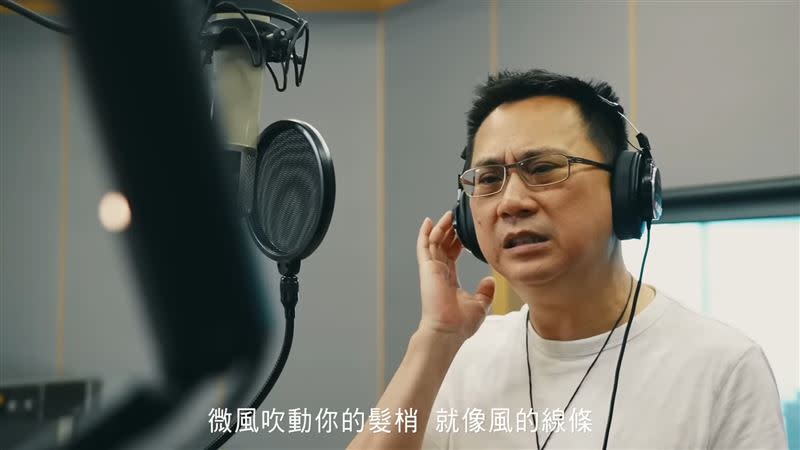 486先生深情演唱經典名曲〈每次都想呼喊你的名字〉。（圖／翻攝自YouTube／Show Me Music）