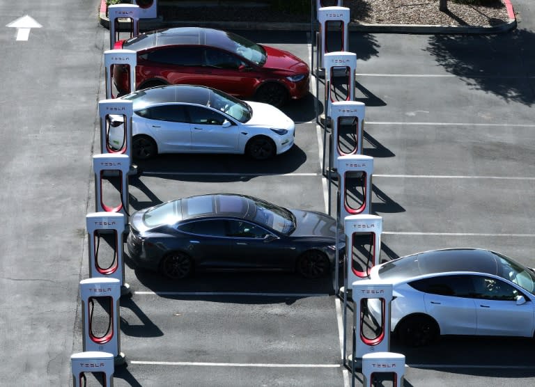 Une station Supercharger du constructeur américain Tesla, le 2 mai 2024 à Petaluma (Californie) (JUSTIN SULLIVAN)