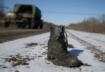 A military boot is seen at the road near Debaltseve, eastern Ukraine, February 17, 2015. REUTERS/Gleb Garanich