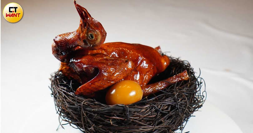 「雙囍富貴鴿」搭配以茶葉燻香的鴿蛋，加上鳥巢做為餐具盛盤，增加了用餐趣味與視覺感。（188港幣／隻，加鴿蛋40港幣，圖／魏妤靜攝）
