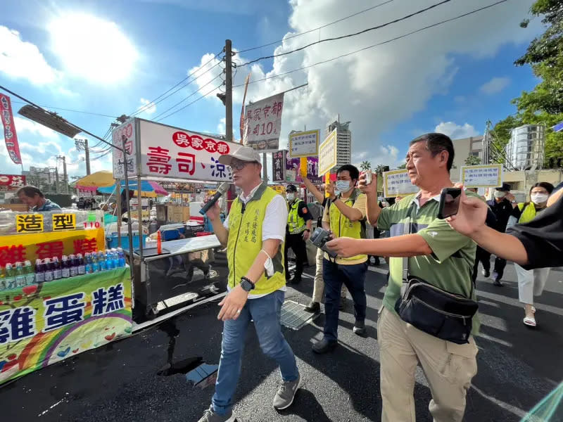 ▲針對大東夜市新舊業者經營爭議未解，臺南市市場處今 (11) 日下午對於未取得設置許可之新夜市違規營業進行勸導，違者依法最高可開罰五萬元以下罰鍰，經開罰無法達成行政目的時，不排除斷水斷電。（圖／台南市政府提供）