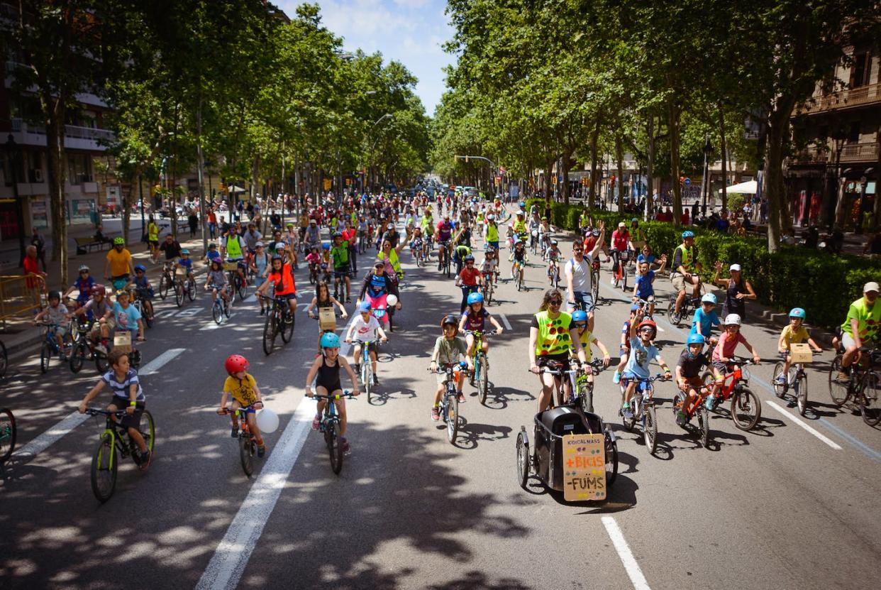 An image of KidicalMass in Barcelona, in May 2022. <a href="https://kidsonbike.org/media-downloads/" rel="nofollow noopener" target="_blank" data-ylk="slk:Calvox Periche/Kidical Mass;elm:context_link;itc:0;sec:content-canvas" class="link ">Calvox Periche/Kidical Mass</a>