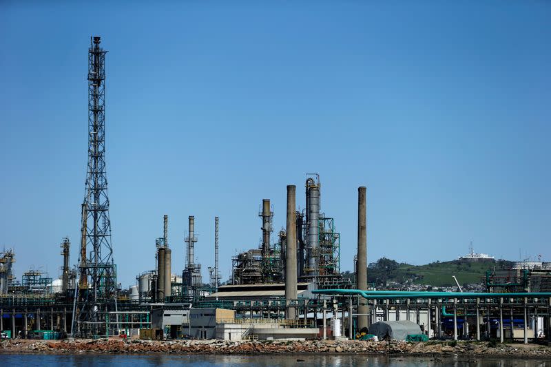 FOTO DE ARCHIVO: La refinería de petróleo de ANCAP se ve en Montevideo