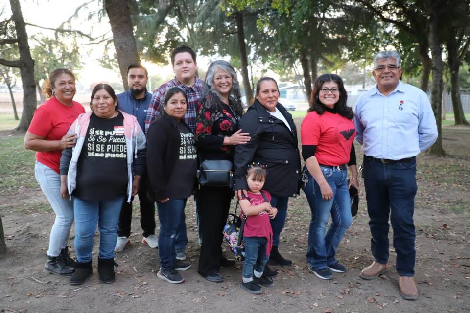  Teresa Romero, presidenta de UFW (centro), con varios lideres campesinos, trabajadores de Di Mare, y organizadores de la unión el 5 de noviembre en el Madera Sunrise Rotary Sports Complex celebrando la victoria de la unión.