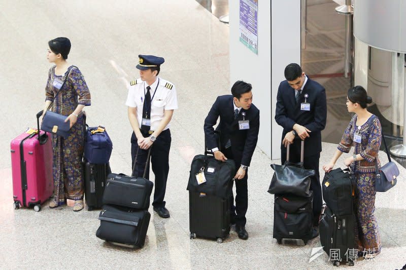 20170819-配圖-風數據，同工不同酬專題，機場系列，新加坡航空的空姊、空服員、機長。（陳明仁攝）