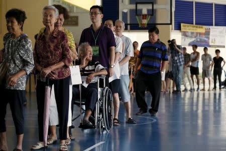 Voters queue to cast their ballots during the general election at a polling center in Singapore September 11, 2015. REUTERS/Edgar Su