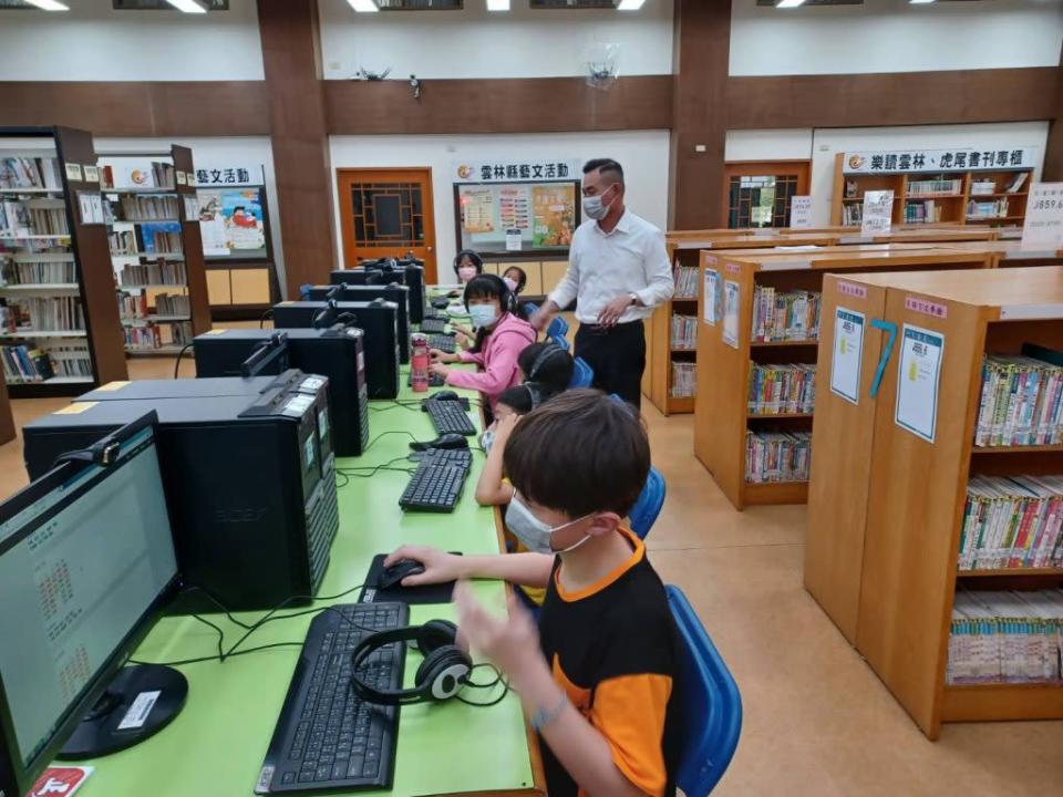 不讓疫情中斷孩子學習，虎尾鎮立圖書館開放電腦助孩子遠距上課，虎尾鎮長丁學忠關心學童學習情形。　（記者劉春生攝）