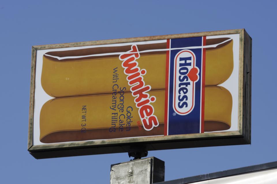 Un anuncio de los pastelillos Twinkies, del fabricante Hostess Brands, en la fábrica de la empresa en Ogden, Utah, en esta fotografía del jueves 15 de noviembre de 2012. Hostess, fabricante de los Twinkies, el pan Wonder y otras marcas, anunció el viernes 16 de noviembre de 2012 que está por cerrar sus operaciones, despedir a miles de trabajadores y vender sus activos, entre ellos sus marcas. (Foto AP/Rick Bowmer)