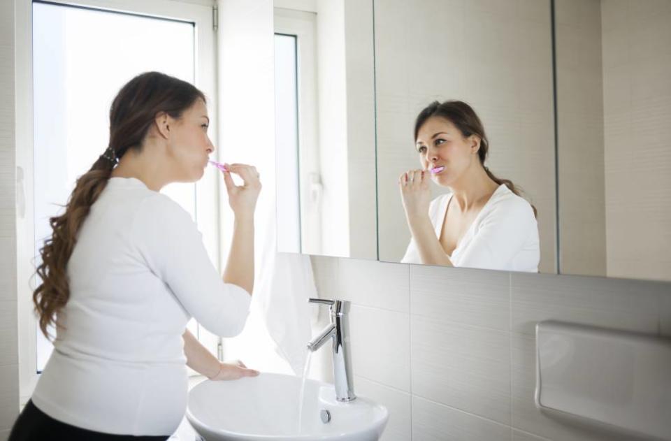 Durante el embarazo hay una mayor probabilidad de que se produzca inflamación de la encía alrededor de los dientes, debido a la acción de las hormonas gestágenas. (Foto: Getty)