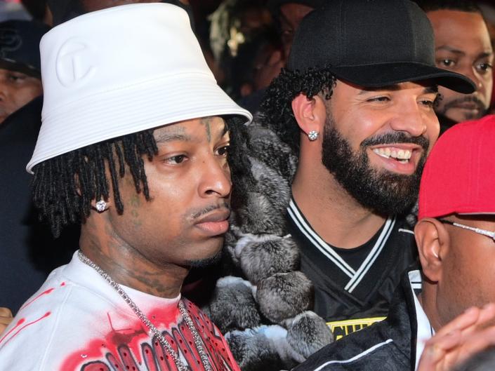 Los raperos Drake y 21 Savage podrían pagar millones de ganancias de su nuevo álbum ‘Her Loss’ a Vogue en una demanda por una portada de revista falsa