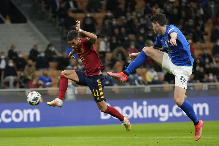 Ferrán Torres conecta el centro de Oyarzábal y marca el primer gol de España