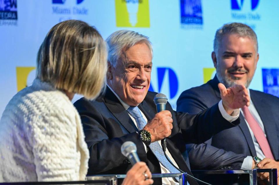 El segundo panel, “La representación política en la era de las redes y el control legal y judicial de la gobernanza digital”, fue moderado por la directora de Noticias RCN, Claudia Gurisatti, en la foto junto a Sebastián Piñera e Iván Duque.