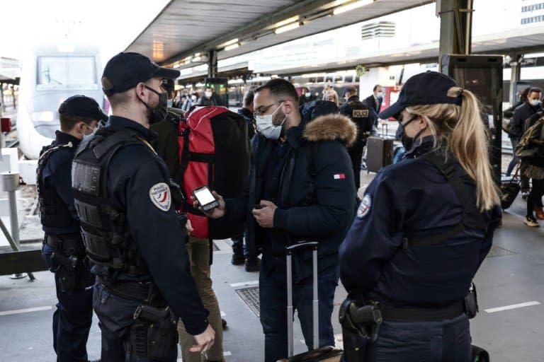 La police contrôle des voyageurs à la gare de Lyon à Paris, le 26 mars 2021 - THOMAS COEX © 2019 AFP