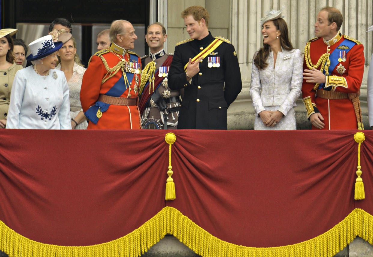 Enkel Harry und sein Großvater scherzen beim Geburtstag der Queen auf dem Balkon des Buckingham Palace (Bild: REUTERS/Toby Melville)