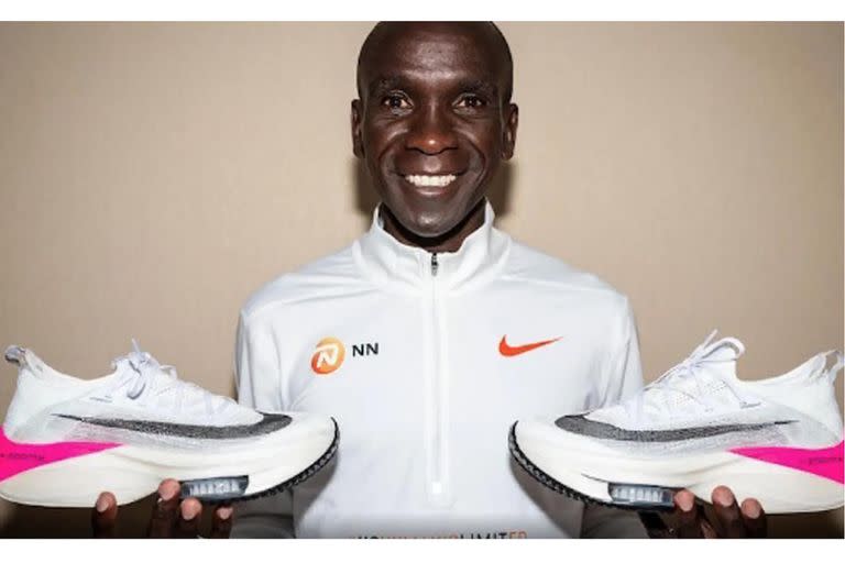 Eliud Kipchoge de Kenia usa el prototipo de zapatillas Nike AlphaFly mientras está de pie después de su intento de romper la mítica barrera de las dos horas para el maratón el 12 de octubre de 2019 en Viena.
