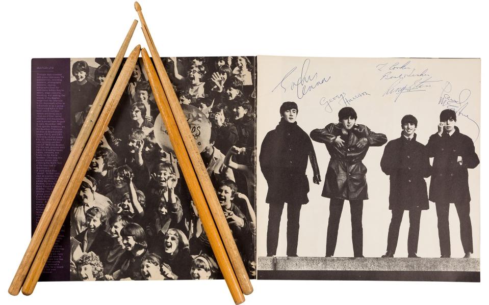 <p>Le bacchette rotte di Ringo Starr e la copertina di un programma ufficiale di un concerto sono tra i pezzi più interessanti dell’asta sui Beatles e su altri grandi musicisti che si terrà a Dallas il prossimo 16 marzo (PICS BY HERITAGE AUCTIONS / CATERS) </p>