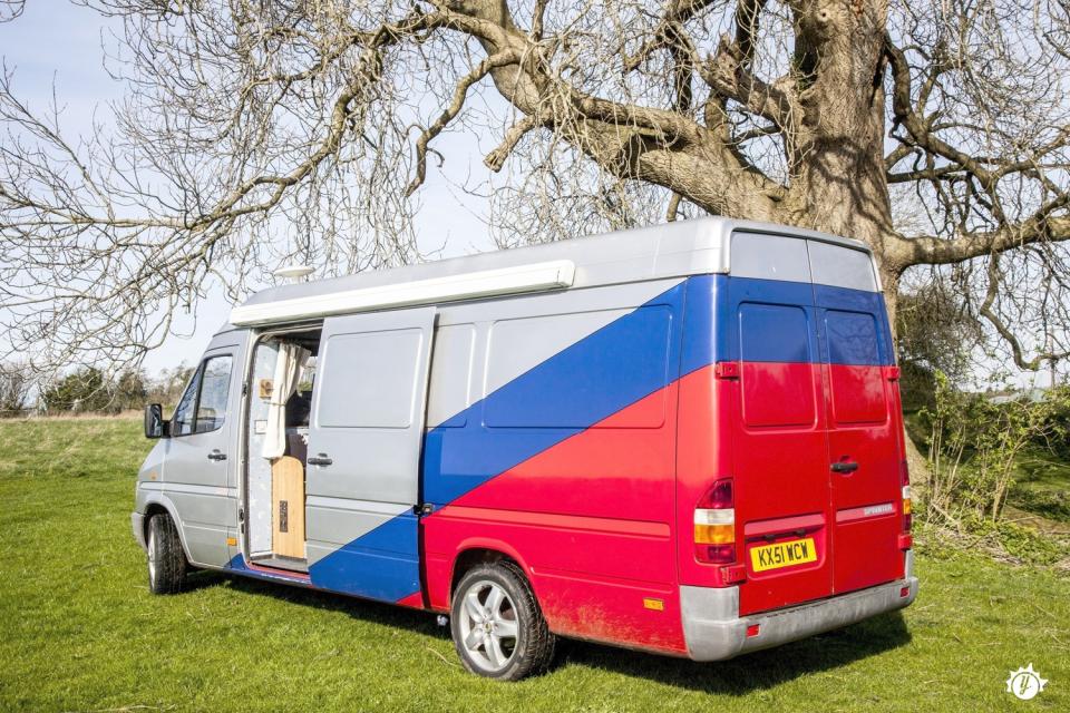 Questo Mercedes Benz sprinter del 2001 è un mezzo nel quale ogni spazio è stato studiato nei minimi dettagli per essere sfruttato il più possibile: per questo al suo interno ha trovato posto pure un wc. Si trova a Bristol, nel Regno Unito, in una zona vivacissima da vivere prima di partire alla scoperta del resto del sud dell’Inghilterra. La Cornovaglia, con le splendide scogliere, è a due passi, l’antichissima e romana Bath ancora più vicina. Insomma, si trova in punto davvero strategico. (Yescapa)