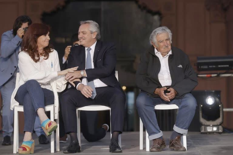 Cristina Kirchner, Alberto Fern&#xe1;ndez y Pepe Mujica durante el acto por el D&#xed;a de la Democracia en la Plaza de Mayo
