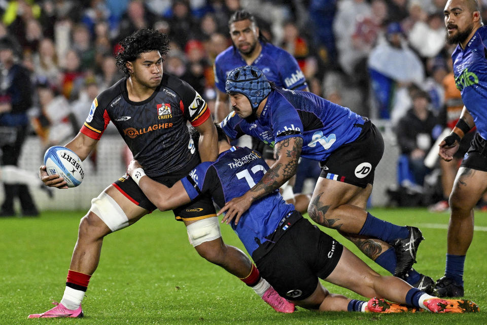 Wallace Sititi of the Chiefs looks to pass the ball during the Super Rugby final between the Chiefs and the Blues in Auckland, New Zealand, Saturday, June 22, 2024. (Andrew Cornaga/Photosport via AP)