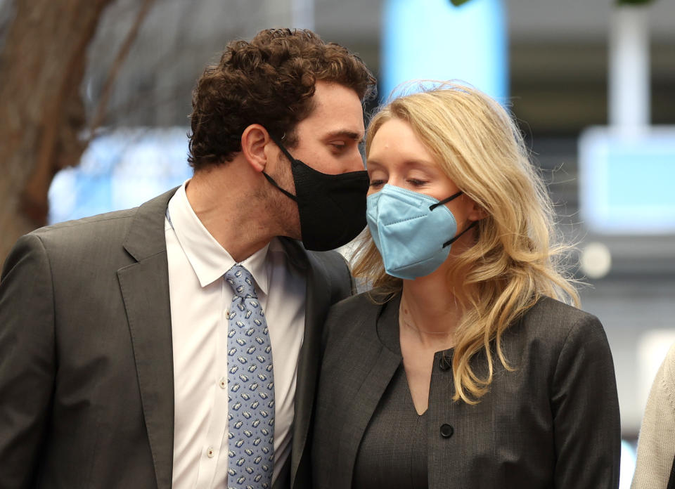 SAN JOSE, CALIFORNIA - DECEMBER 10: Billy Evans (L) walks with his partner Theranos founder and former CEO Elizabeth Holmes (R) as they arrive at the Robert F. Peckham Federal Building on December 10, 2021 in San Jose, California. The defense has rested its case in the Elizabeth Holmes fraud trial. Holmes is facing charges of conspiracy and wire fraud for allegedly engaging in a multimillion-dollar scheme to defraud investors with the Theranos blood testing lab services. (Photo by Justin Sullivan/Getty Images)