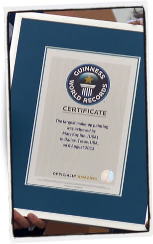 Certificado del Récord Mundial Guinness a la pintura de maquillaje más grande - Foto: Cortesía Mary Kay