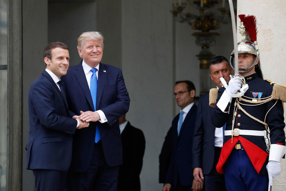 <p>El presidente francés Emmanuel Macron estrecha la mano del presidente Donald Trump a su llegada al Palacio del Elíseo el 13 de julio, 2017 en París. (Foto: Patrick Kovarik/AFP/Getty Images) </p>
