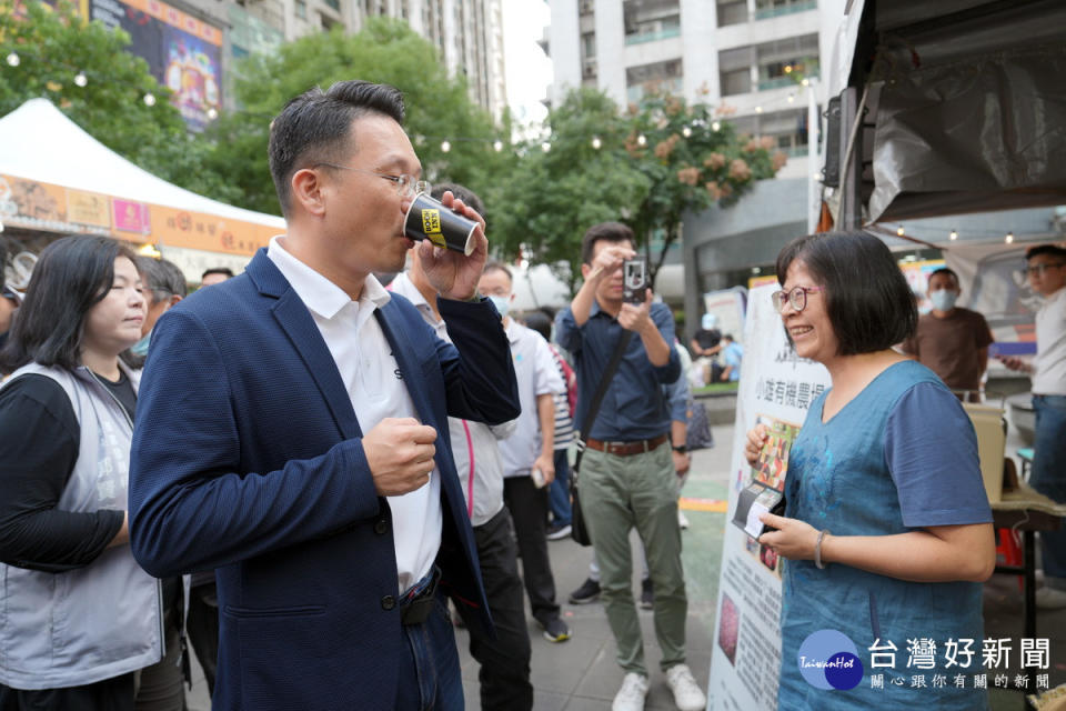 桃園市副市長蘇俊賓出席「啡嚐不可2023桃園咖啡節」活動，品嚐商家的咖啡。