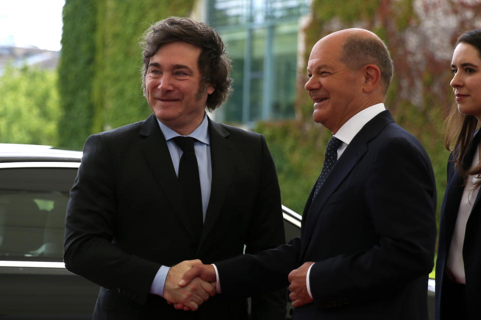 Javier Milei es recibido por el canciller alemán, Olaf Scholz. (Photo by Maryam Majd/Getty Images)