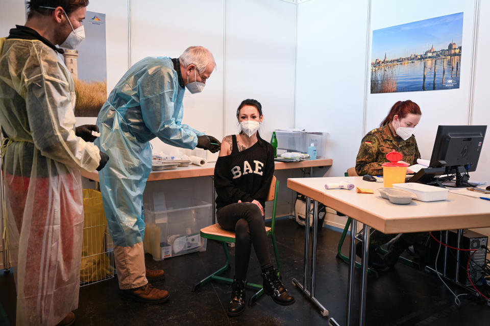 Una enfermera recibió una vacuna para la COVID-19 en Rostock, Alemania, el 12 de febrero de 2021. (Lena Mucha/The New York Times)