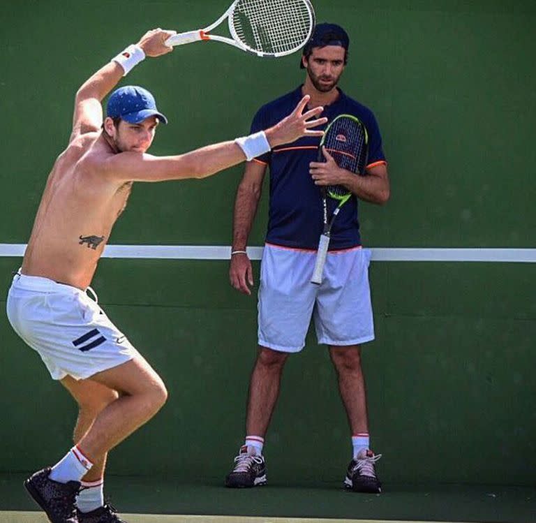 El tatuaje del yaguareté de los Pumas en la costilla derecha de Cameron Norrie; detrás, el entrenador Lugones