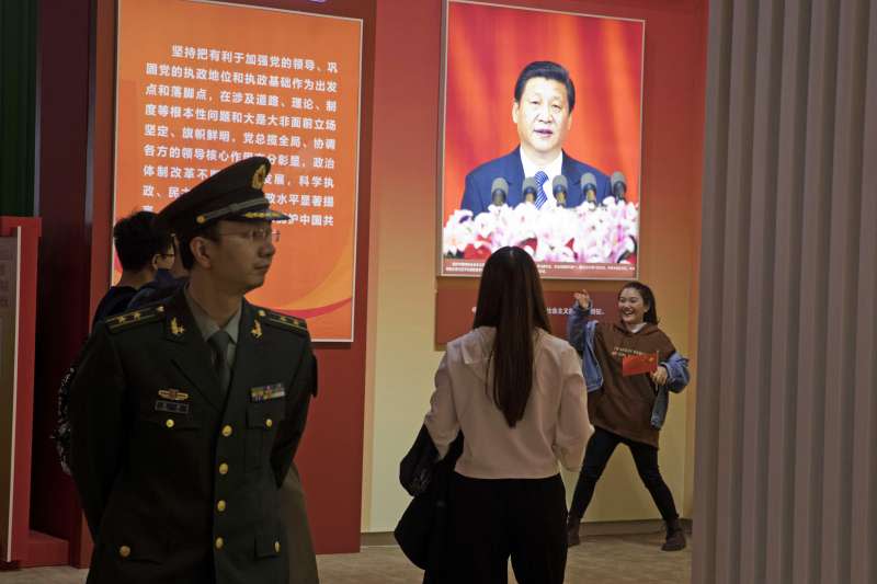 中國共產黨第十九屆全國代表大會將於18日上午開幕，北京展覽館可以見到許多習近平及共產黨相關言論。（美聯社）