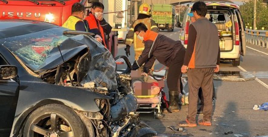 <strong>受困黑色小客車的駕駛與女性副駕駛救出時已無呼吸心跳。（圖／翻攝畫面）</strong>