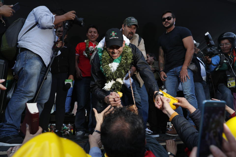 En esta imagen de archivo, tomada el 7 de noviembre de 2019, Luis Fernando Camacho, candidato a la presidencia de Bolivia, líder opositor y presidente del Comité Cívico Pro Santa Cruz, asiste a un mitin con cultivadores de hoja de coca en La Paz, Bolivia. El país está dividido, además de por motivos étnicos, regionales y socioeconómicos, entre quienes reconocen al expresidente Evo Morales como un defensor de los pobres y quienes dicen que se convirtió en una figura cada vez más corrupta y autoritaria durante sus 14 años en el poder. (AP Foto/Juan Karita, archivo)