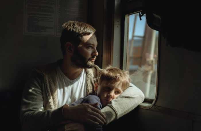 padre e hijo tristes en el tren