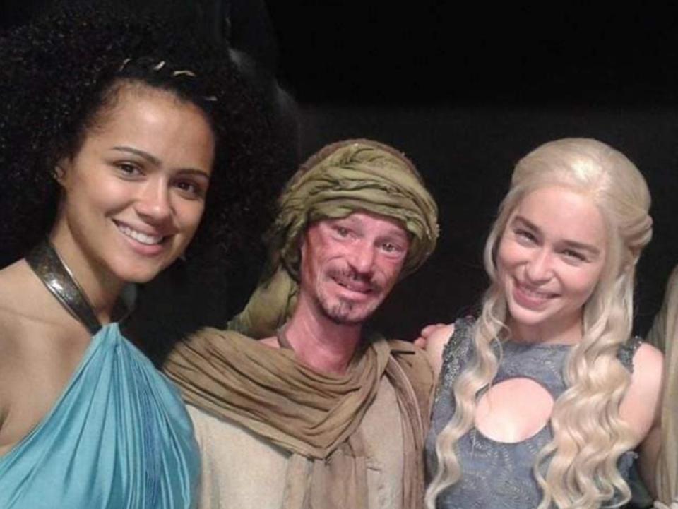 Darren Kent junto a sus coprotagonistas de Game of Thrones, Nathalie Emmanuel y Emilia Clarke (Facebook)